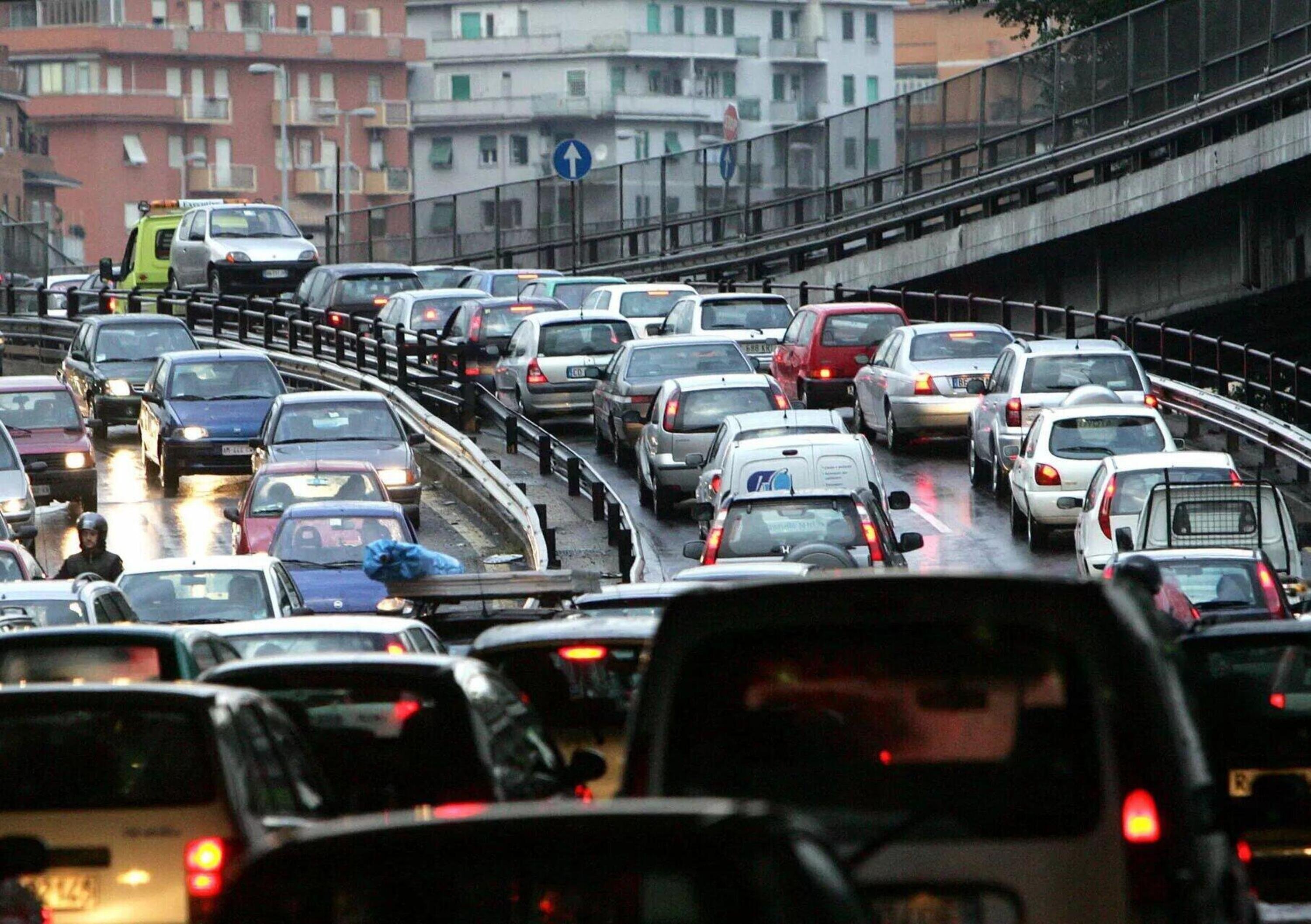 In auto si perdono 10 giorni di lavoro all&#039;anno, 21 a Roma secondo Nomisma 