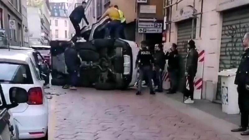 Milano, SUV si ribalta in pieno centro