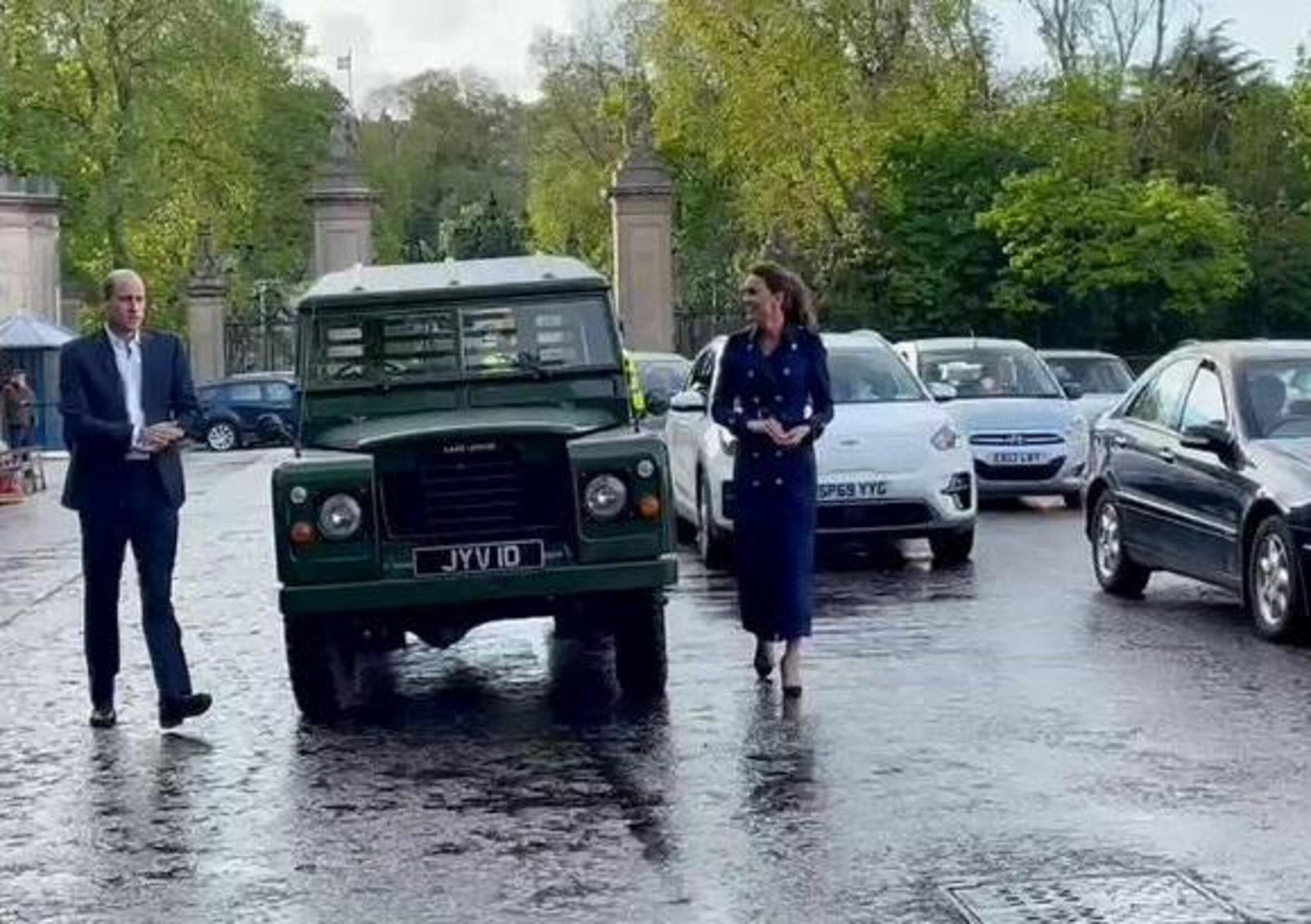 Il principe William al volante della Land Rover di Filippo di Edimburgo