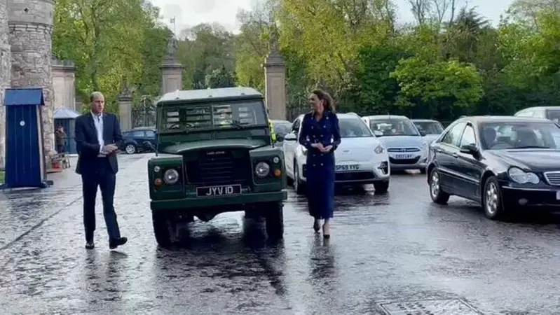 Il principe William al volante della Land Rover di Filippo di Edimburgo