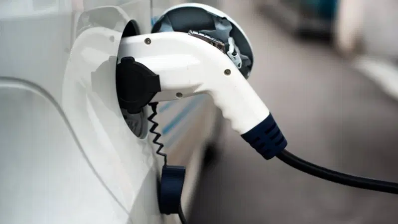 L'Unrae sui punti di ricarica in Italia: gli italiani abituati a fare benzina sotto casa