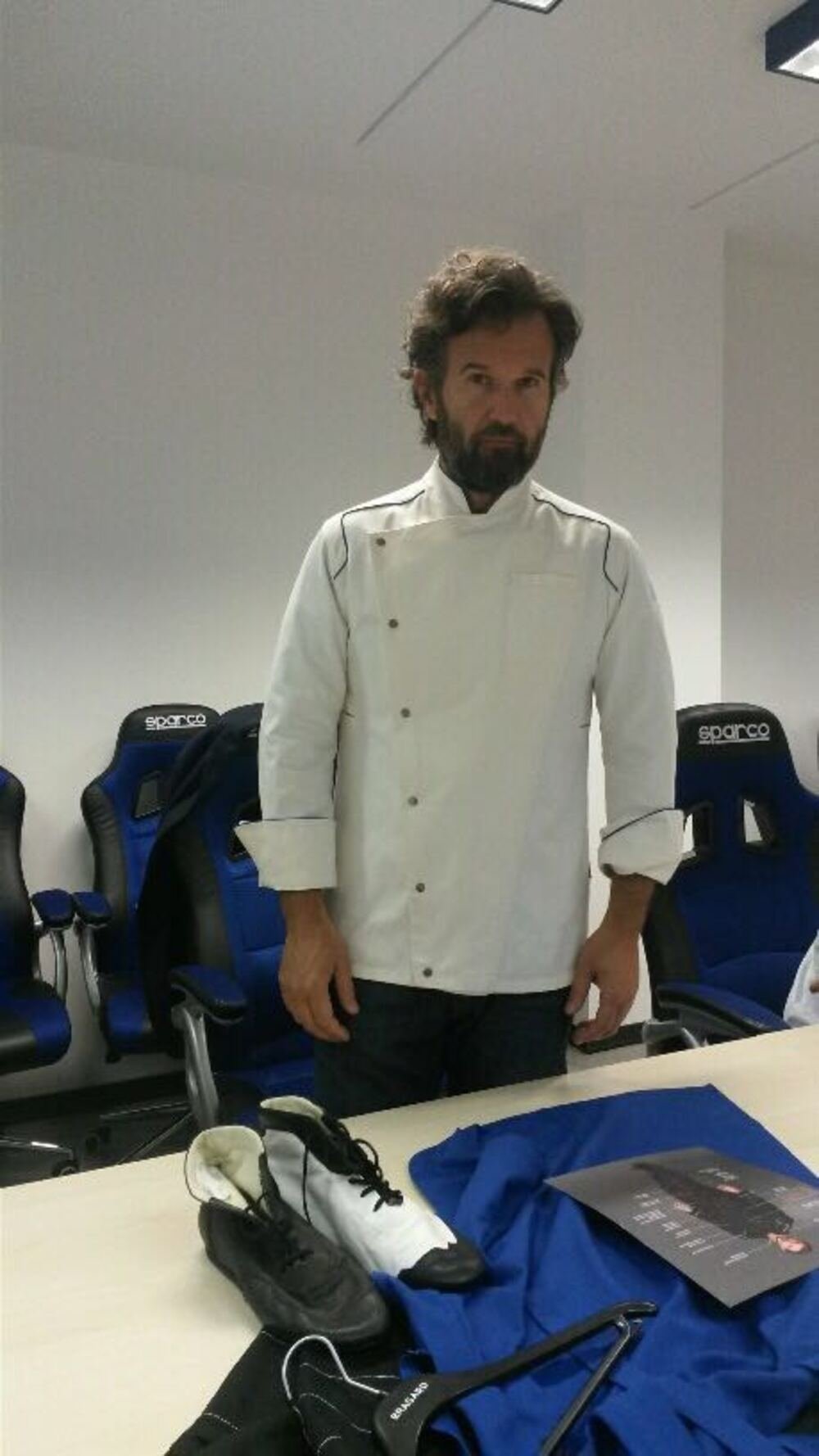 Lo chef Carlo Cracco vestito Sparco