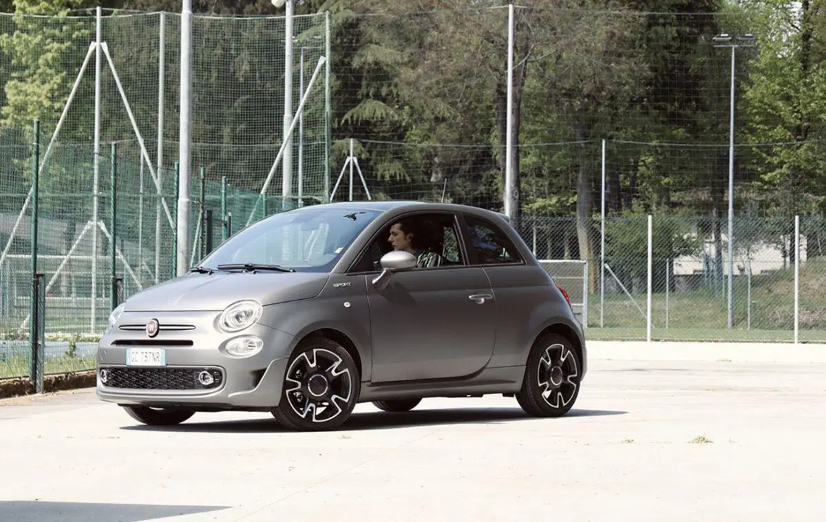 La propensione degli italiani per l'auto elettrica? Bassa ma superiore di quella al diesel [ibride al top]