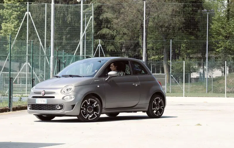 La propensione degli italiani per l'auto elettrica? Bassa ma superiore di quella al diesel [ibride al top]