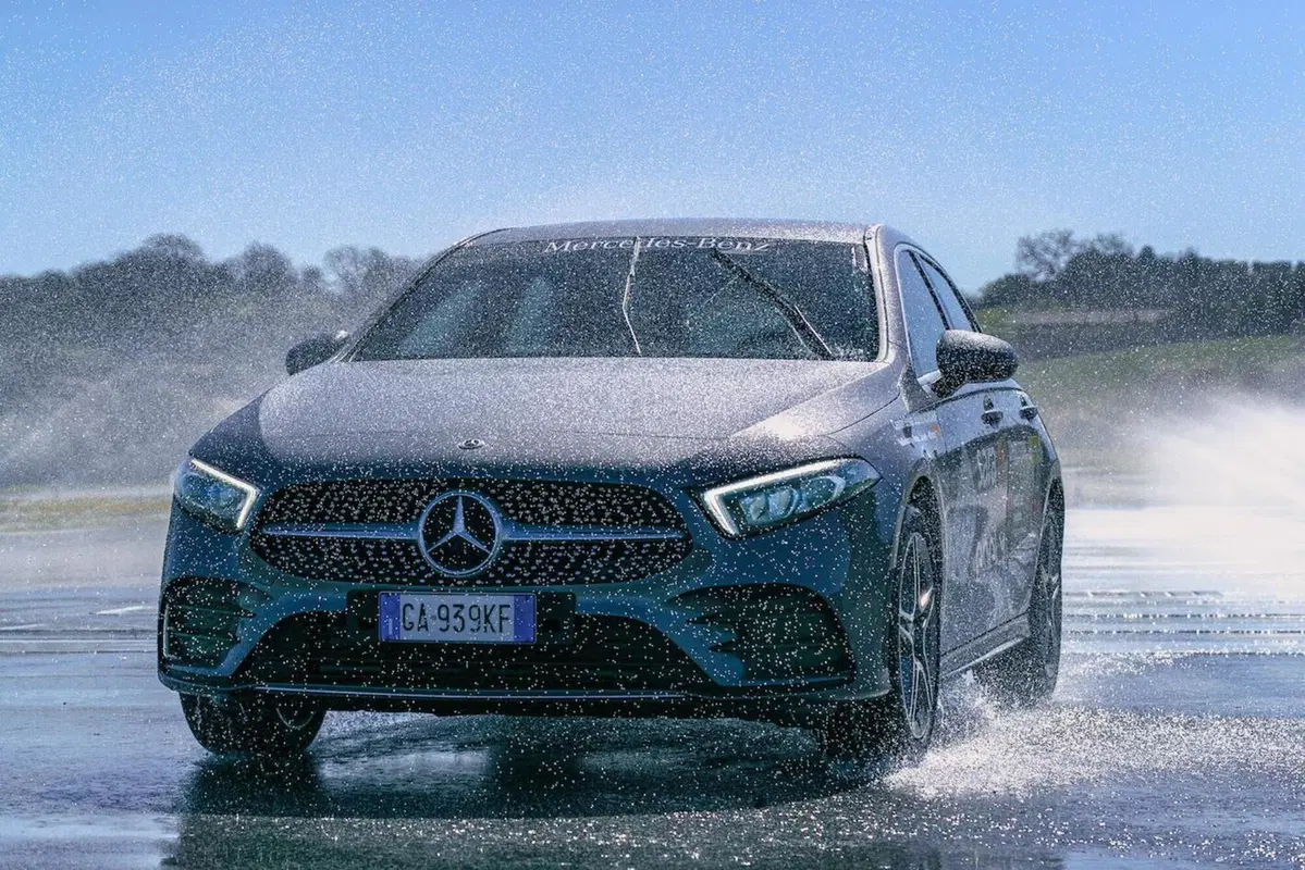 Scegli Mercedes e guida sicuro! (12)