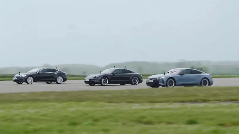 Tesla Model S P vs Taycan Turbo S vs Audi RS e-tron GT: la drag race EV definitiva [VIDEO]