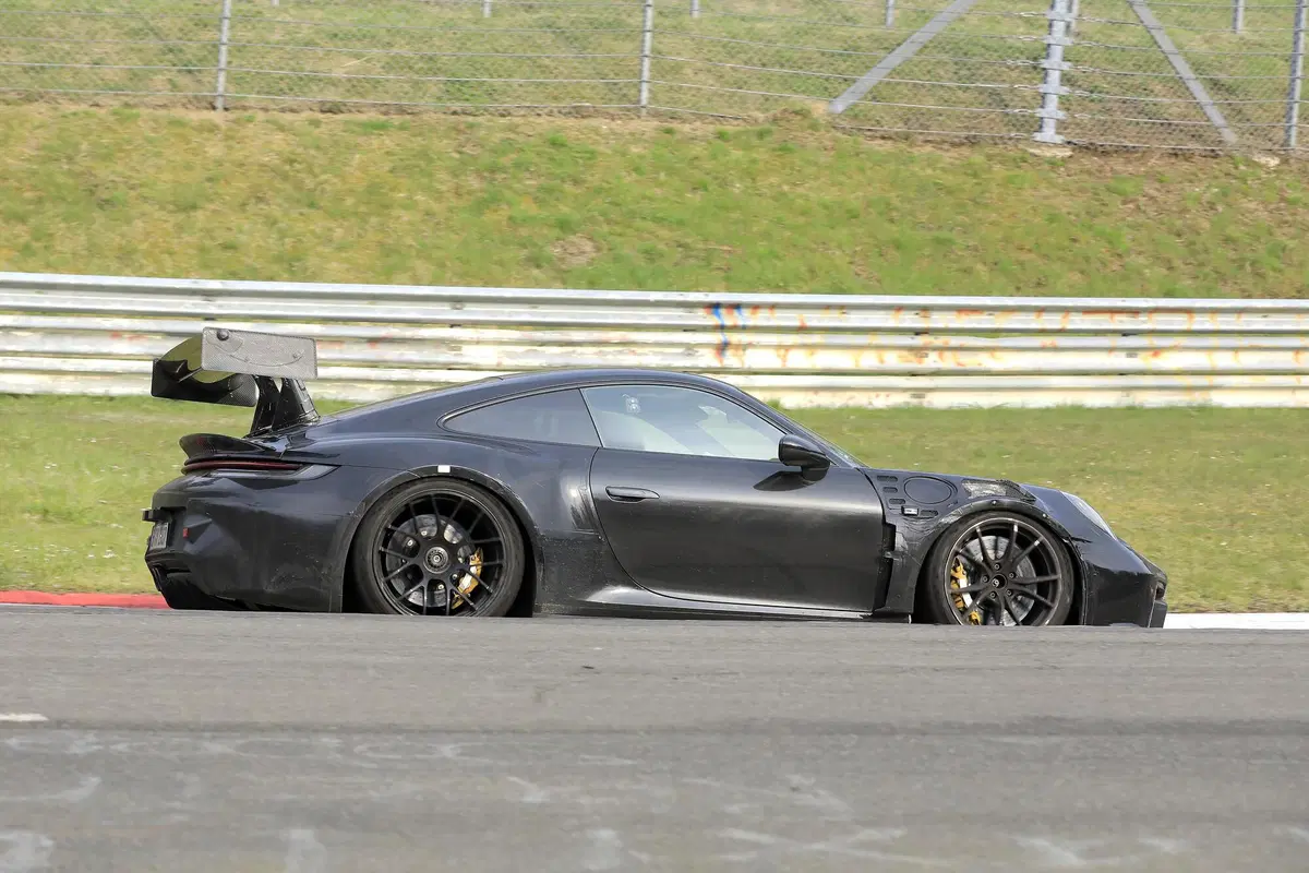 Porsche 911 GT3 RS, le foto spia al Nürburgring (5)