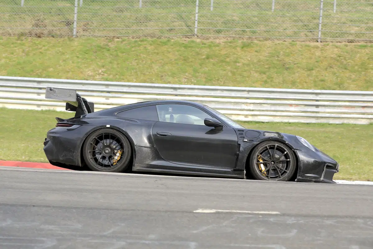 Porsche 911 GT3 RS, le foto spia al Nürburgring (6)