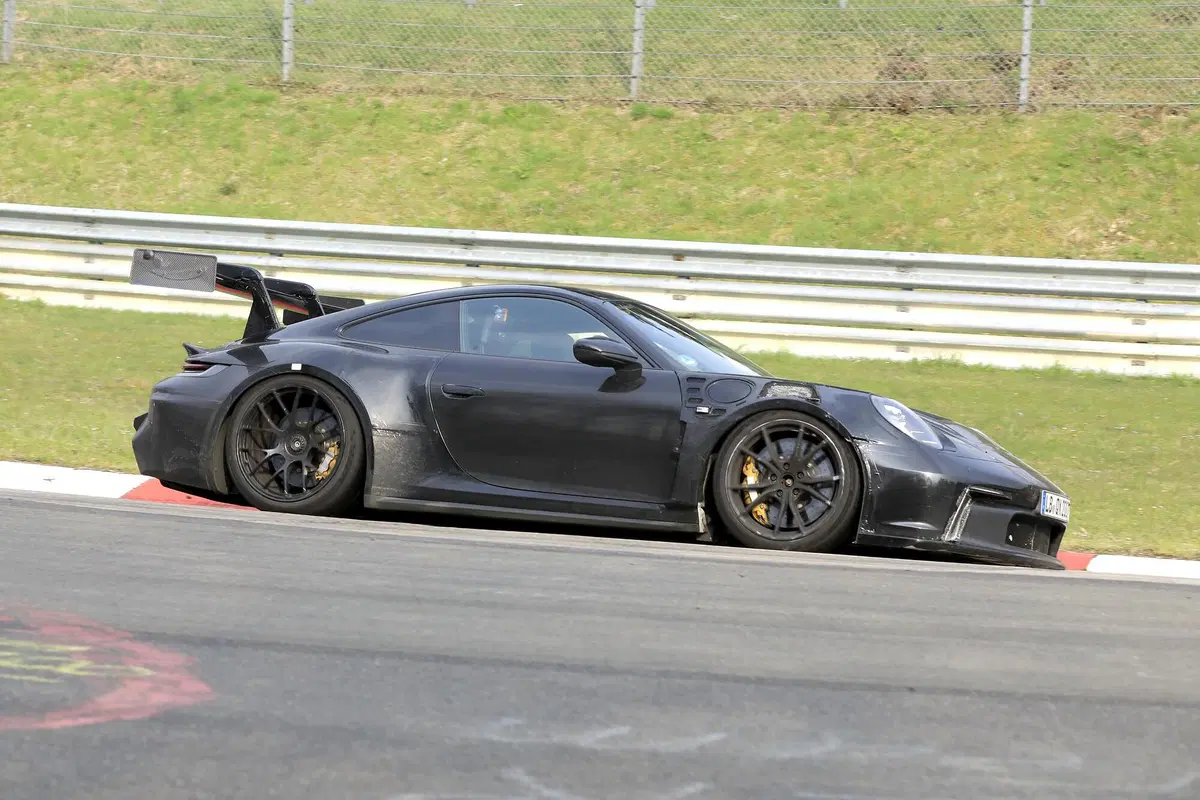 Porsche 911 GT3 RS, le foto spia al Nürburgring (7)