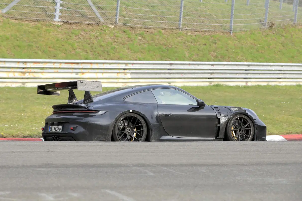 Porsche 911 GT3 RS, le foto spia al Nürburgring (9)