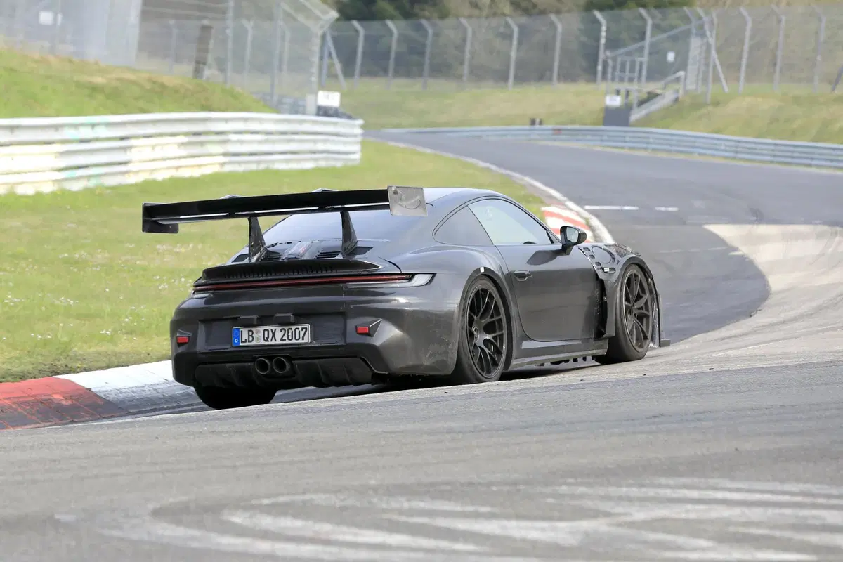 Porsche 911 GT3 RS, le foto spia al Nürburgring (10)