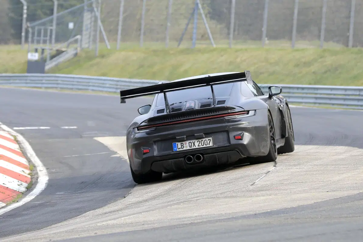 Porsche 911 GT3 RS, le foto spia al Nürburgring (11)