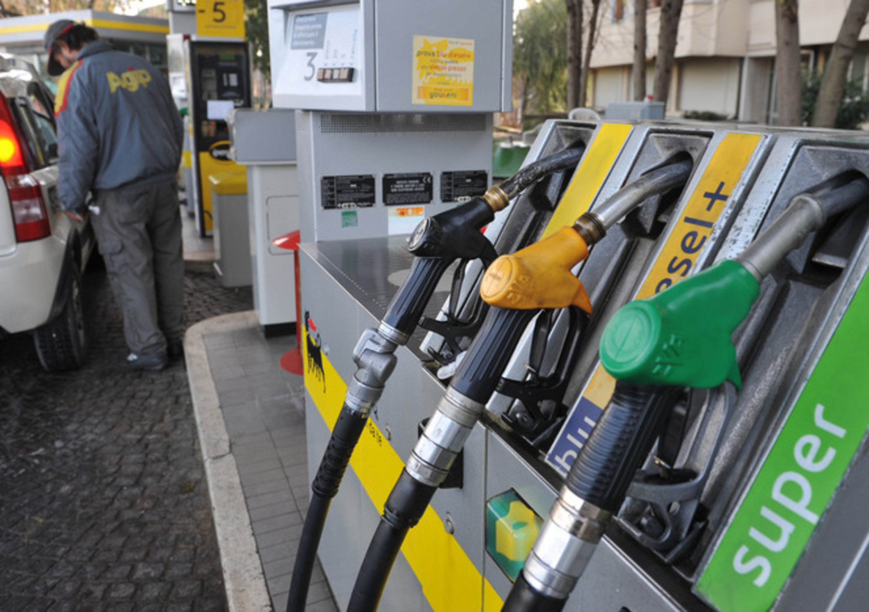 Carburanti: nuova impennata alla pompa per benzina e diesel