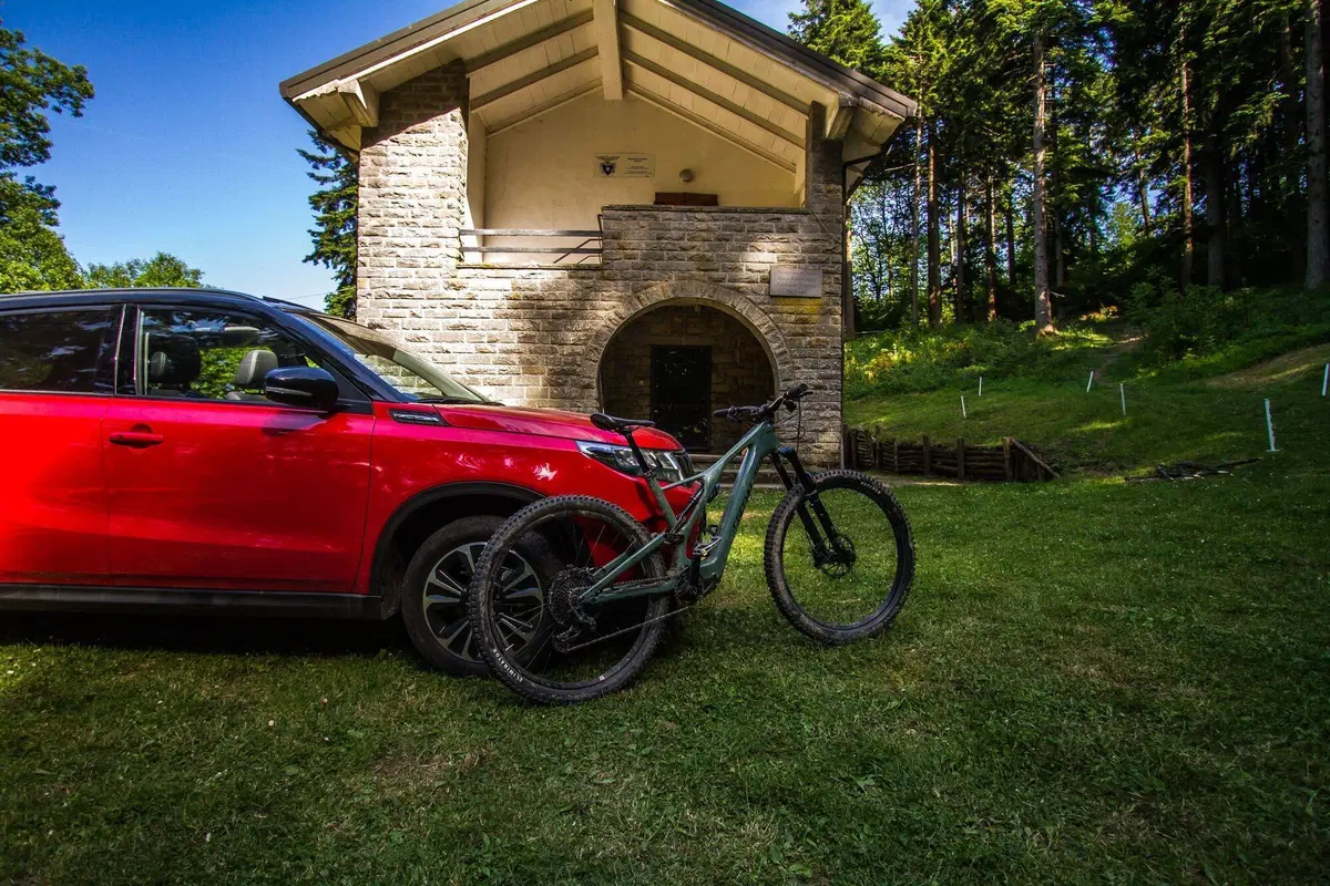 Con Suzuki Vitara ibrida alle World E-Bike Series, Ecco il campo di gara [video] (4)