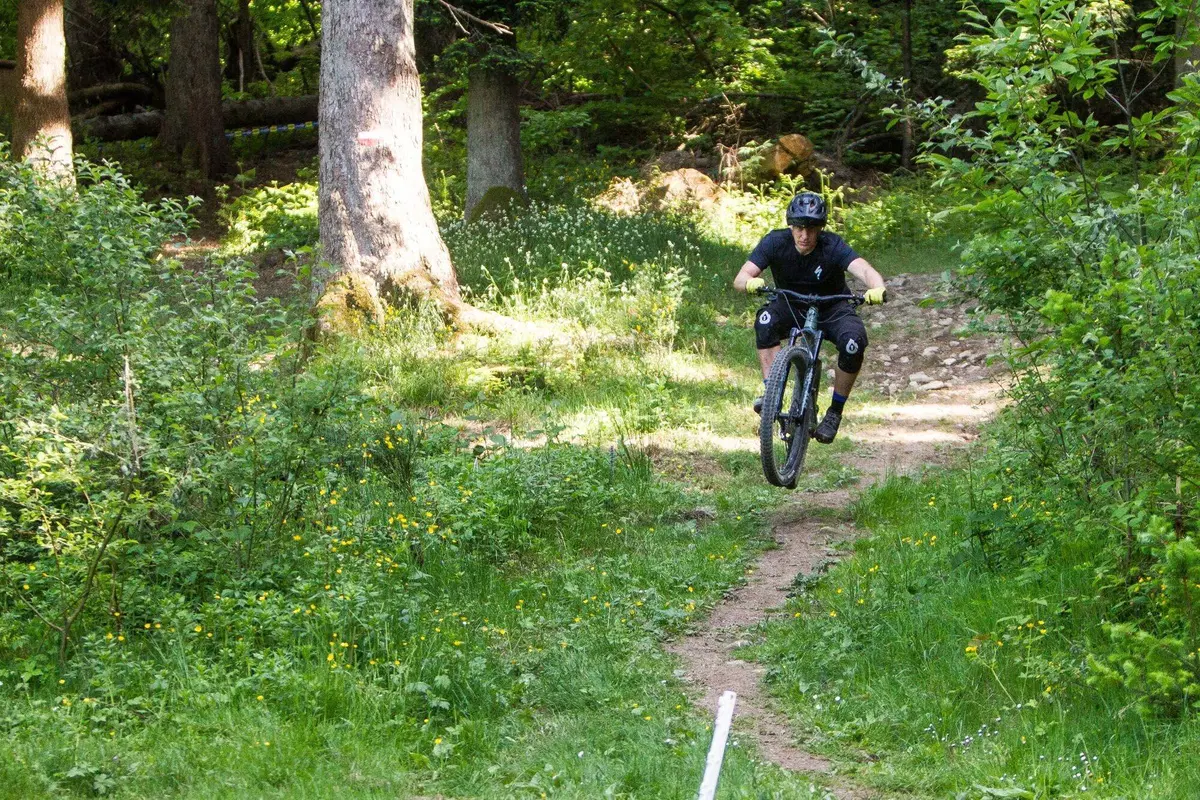 Con Suzuki Vitara ibrida alle World E-Bike Series, Ecco il campo di gara [video] (6)
