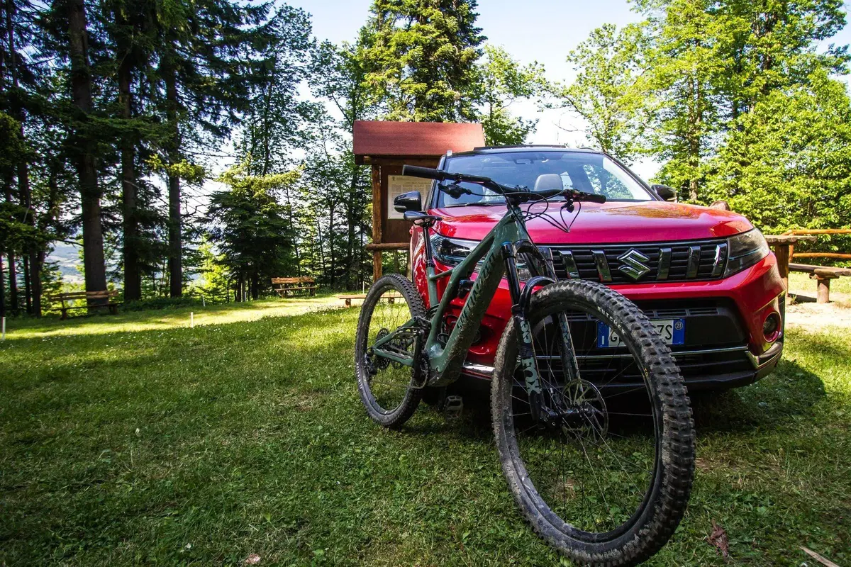 Con Suzuki Vitara ibrida alle World E-Bike Series, Ecco il campo di gara [video]