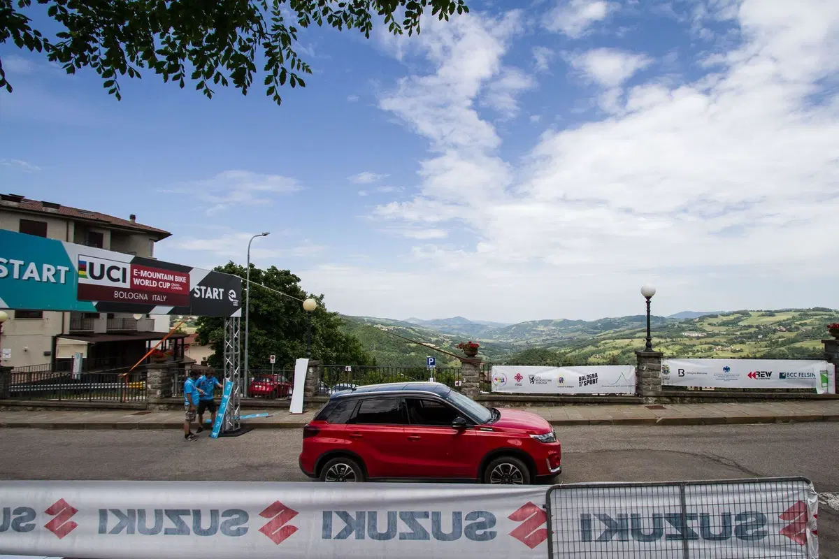 Con Suzuki Vitara ibrida alle World E-Bike Series, In pista [video]