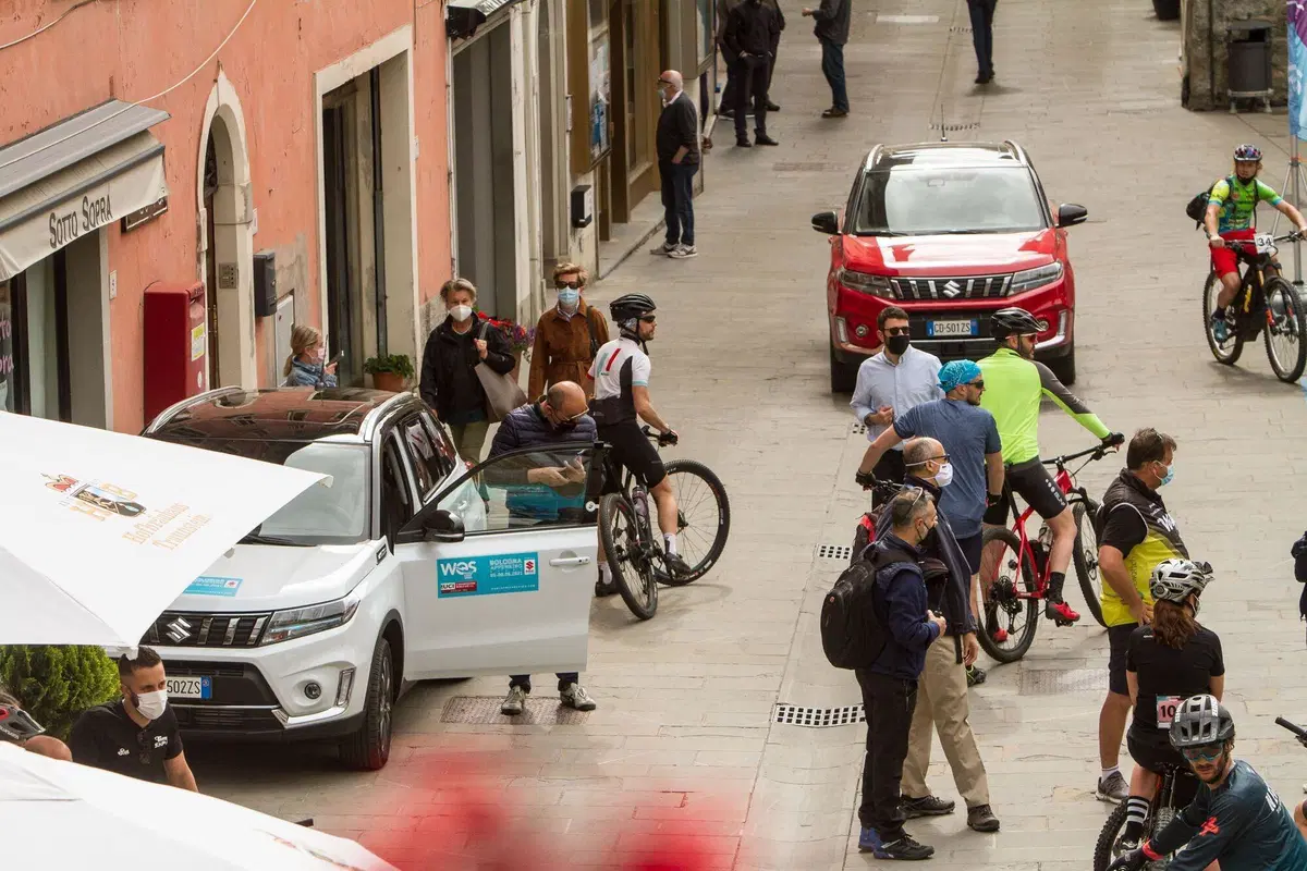 Con Suzuki Vitara ibrida alle World E-Bike Series, In pista [video] (2)