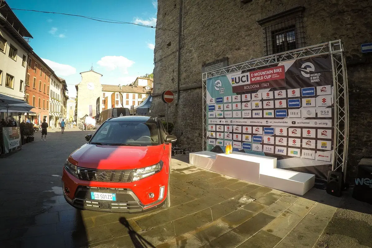 Con Suzuki Vitara ibrida alle World E-Bike Series, In pista [video] (3)