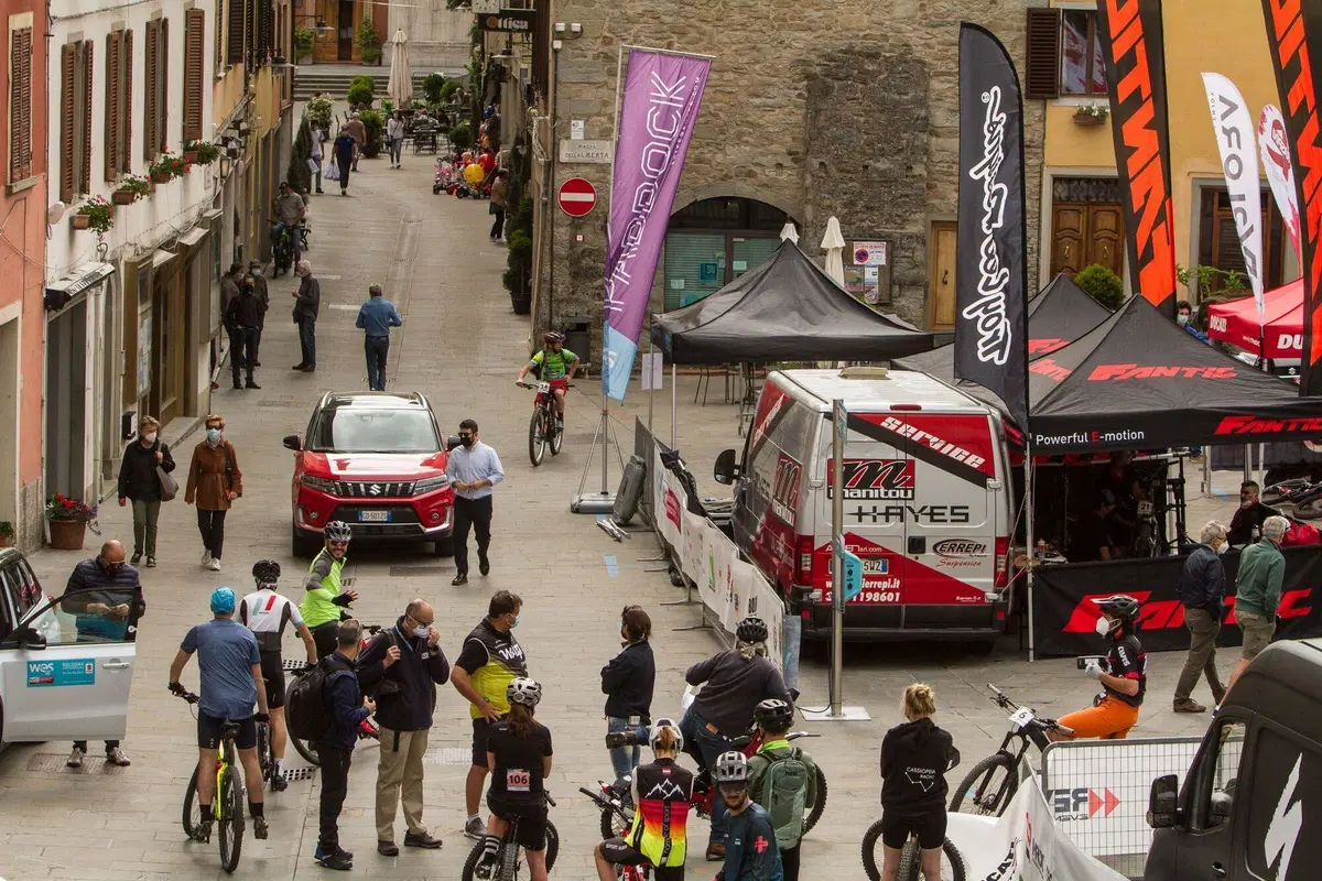 Con Suzuki Vitara ibrida alle World E-Bike Series, In pista [video] (4)