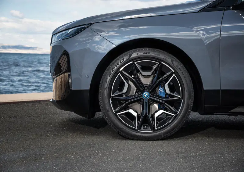 BMW iX (2021-->>) (37)
