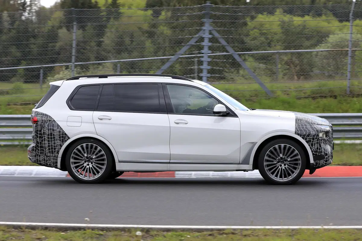 BMW X7 restyling, le foto spia  (11)