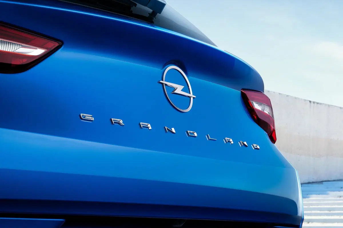 Opel Grandland, tolti i veli al restyling (10)