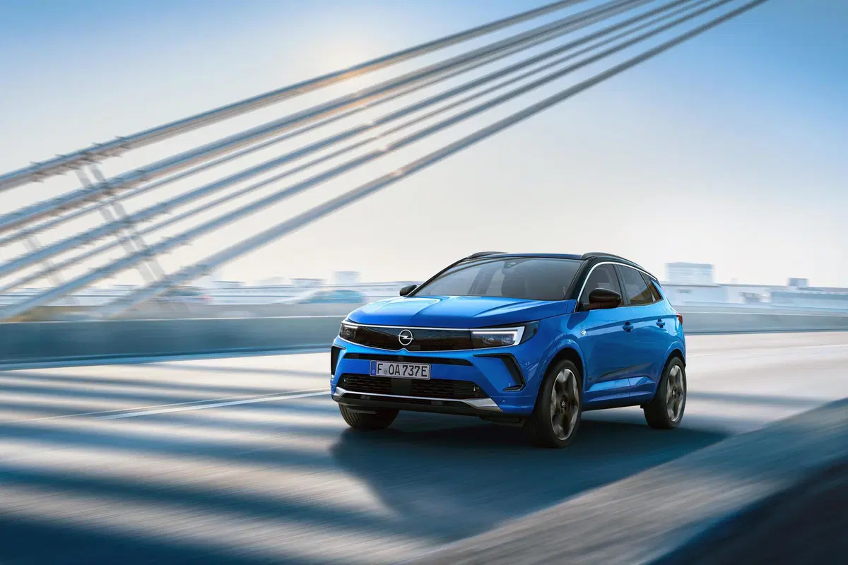 Opel Grandland, tolti i veli al restyling (2)