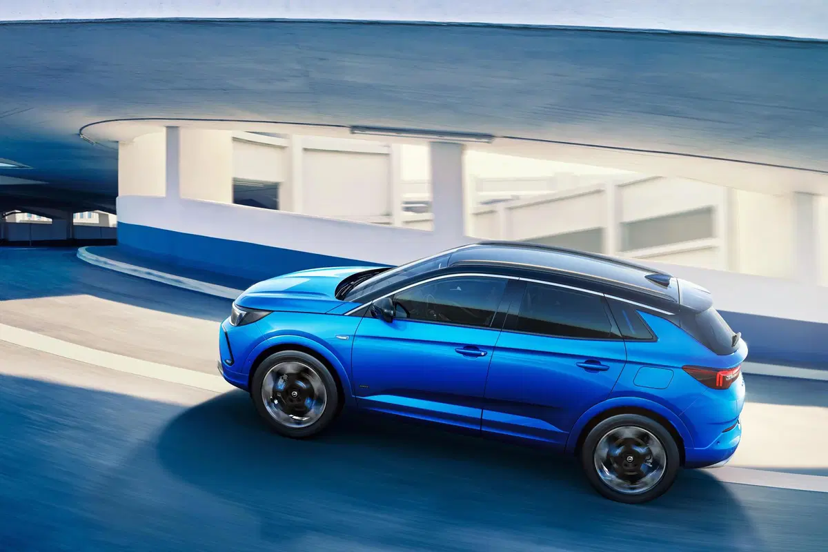 Opel Grandland, tolti i veli al restyling (11)