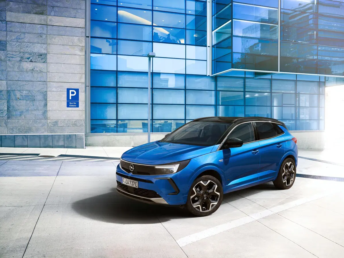Opel Grandland, tolti i veli al restyling (3)