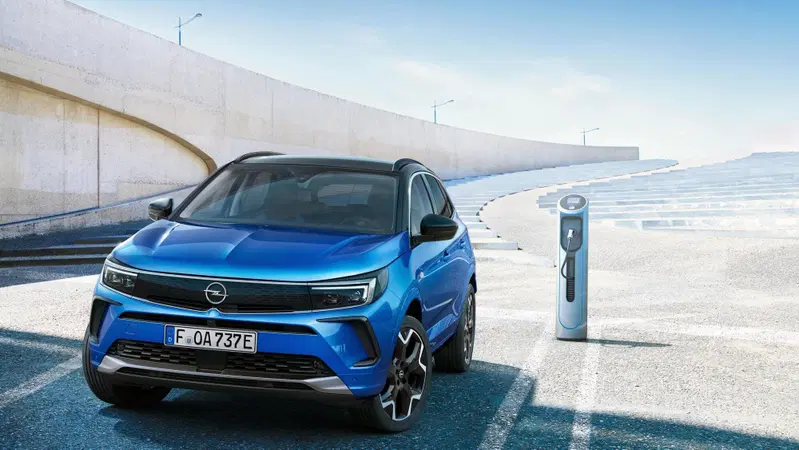 Opel Grandland, tolti i veli al restyling