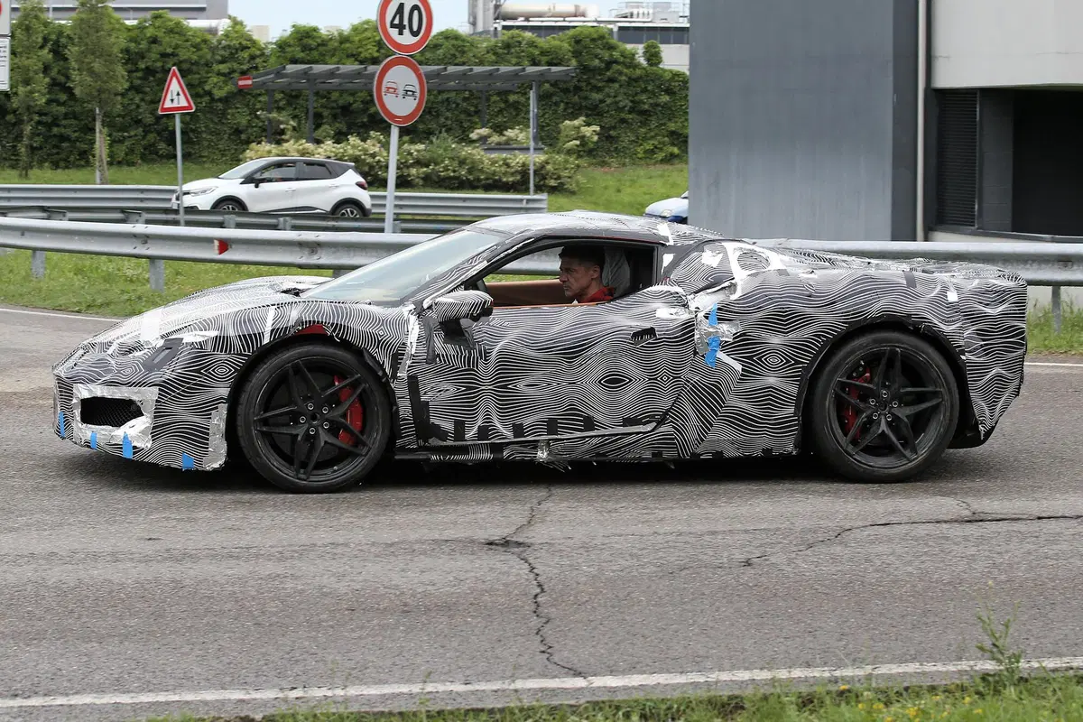 Ferrari, le foto spia della V6 ibrida (9)