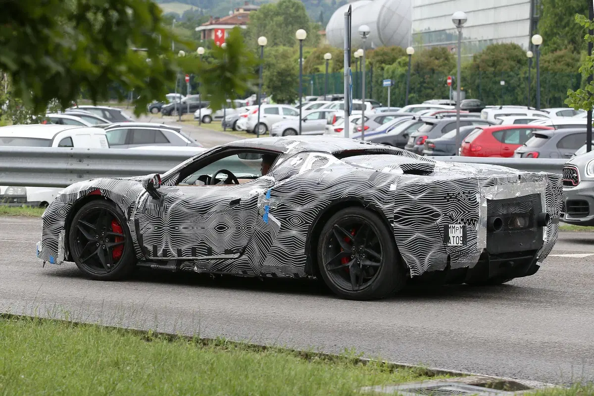 Ferrari, le foto spia della V6 ibrida (13)