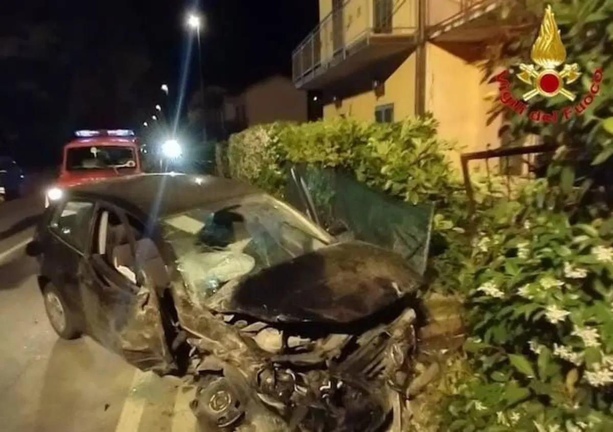 Luino, rocambolesco incidente finisce in fiamme. E il conducente scappa lanciandosi nel fiume