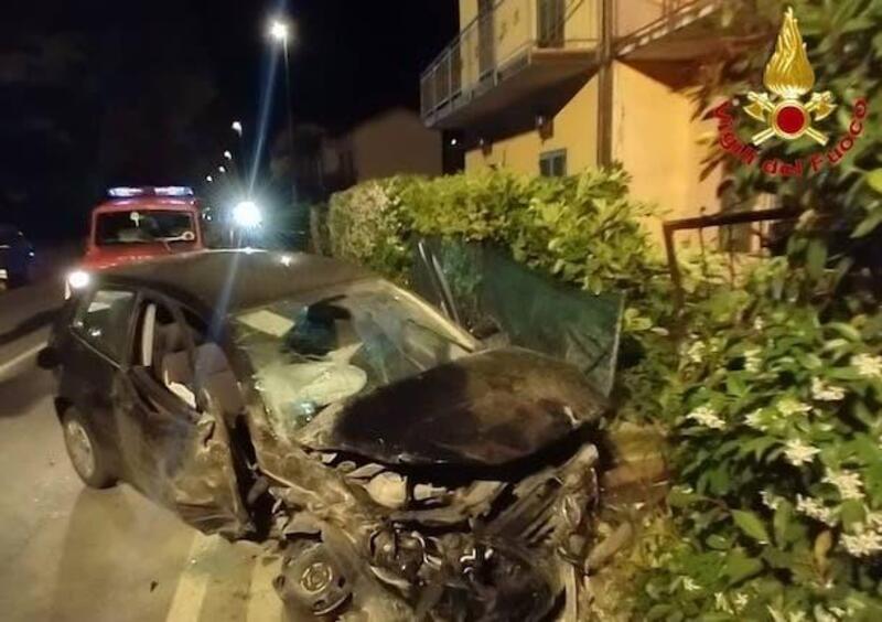 Luino, rocambolesco incidente finisce in fiamme. E il conducente scappa lanciandosi nel fiume