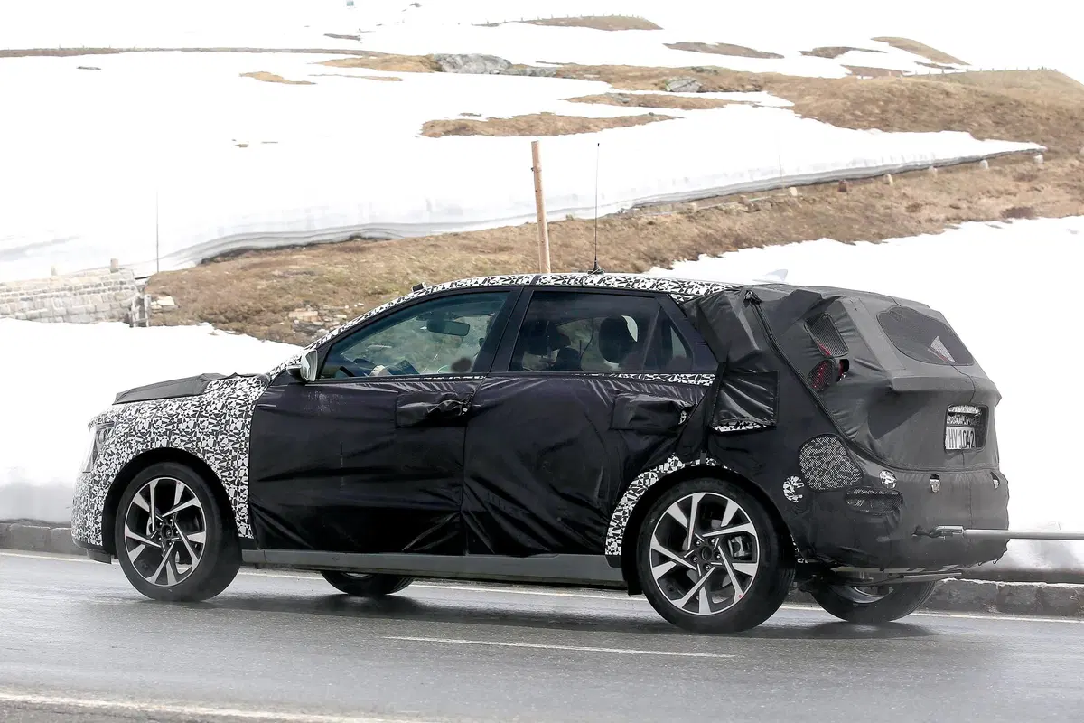 Kia Niro, le foto spia della nuova generazione (9)