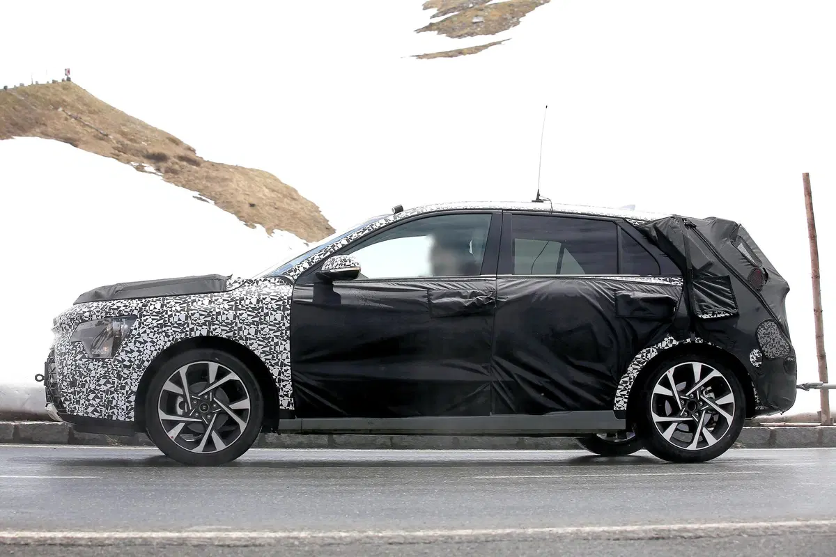 Kia Niro, le foto spia della nuova generazione (10)