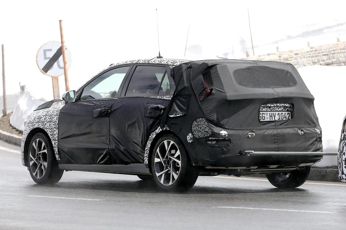 Kia Niro, le foto spia della nuova generazione (12)