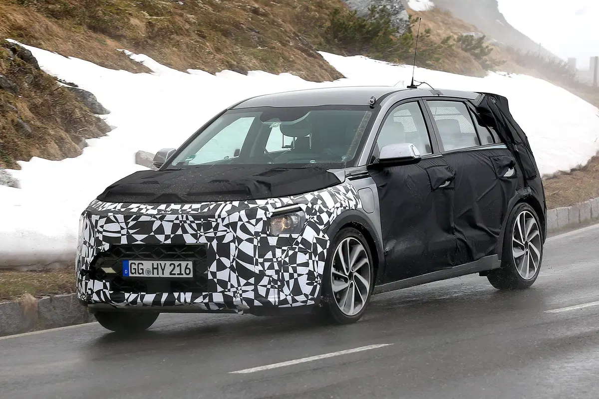 Kia Niro, le foto spia della nuova generazione (16)
