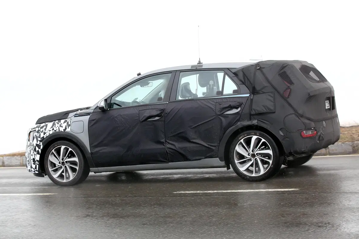 Kia Niro, le foto spia della nuova generazione (17)