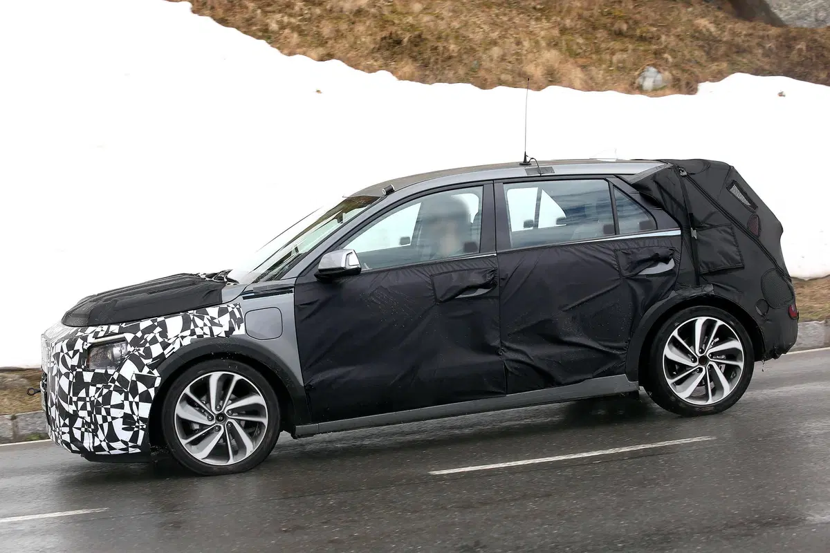 Kia Niro, le foto spia della nuova generazione (20)