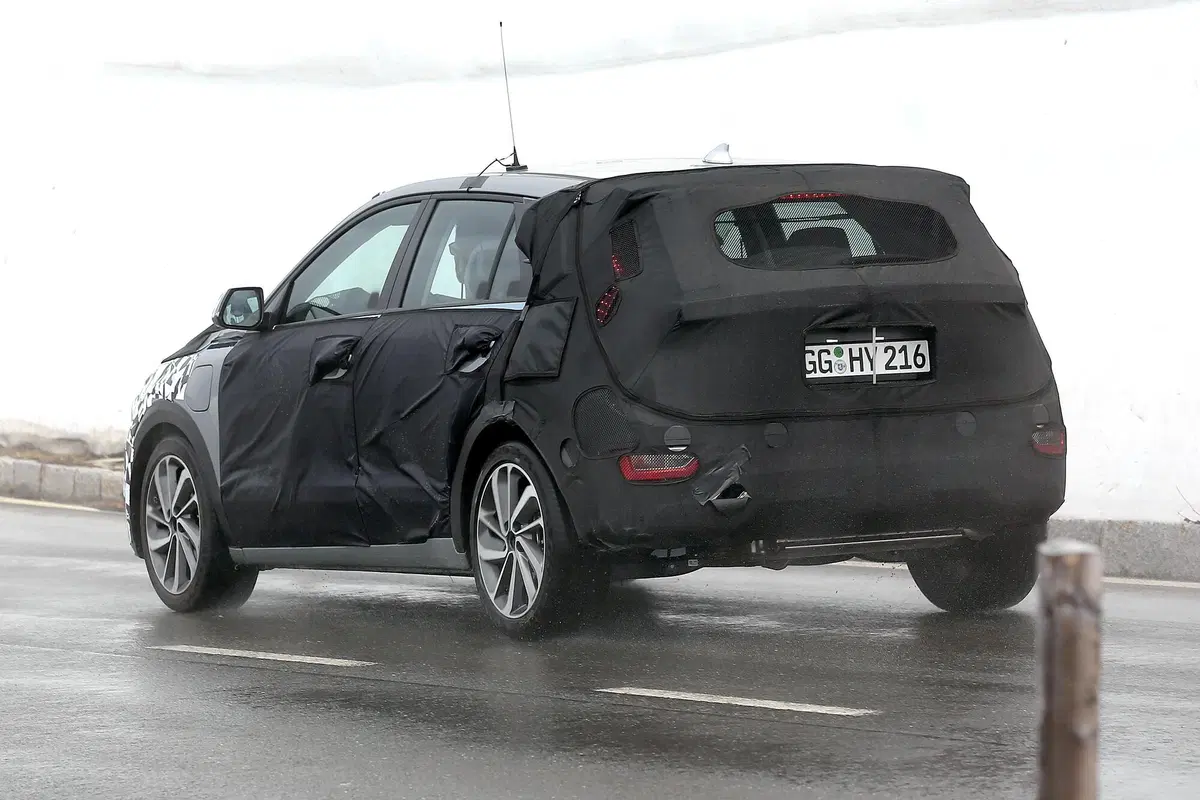 Kia Niro, le foto spia della nuova generazione (24)