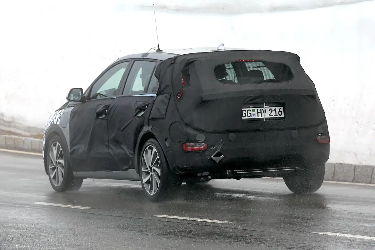 Kia Niro, le foto spia della nuova generazione (25)