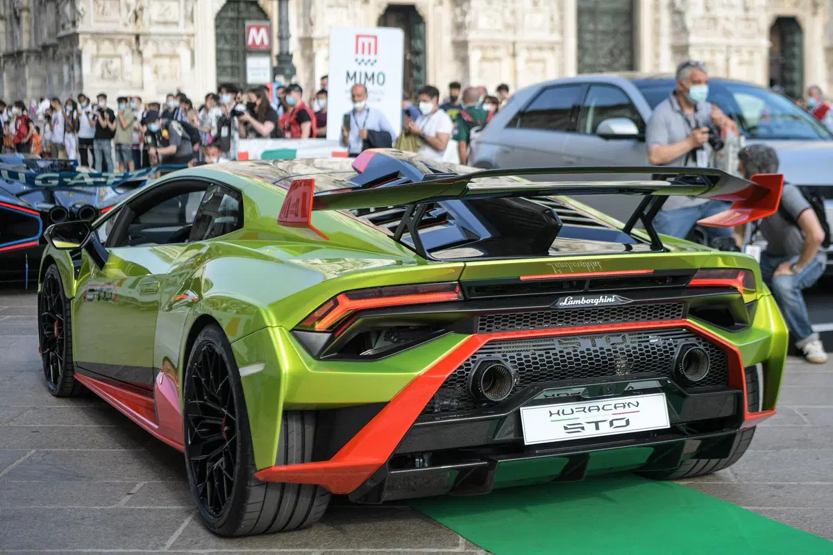 MiMo invade Milano con auto protagoniste come non mai di piazza Duomo e centro: la cronaca e le Top-car del Day1 [video e gallery]