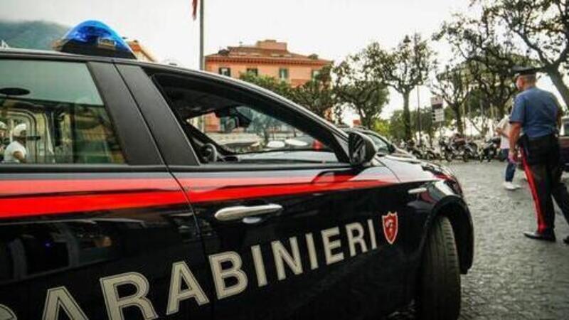 Napoli: parcheggiatore abusivo distrugge l&#039;auto di 2 donne. Arrestato