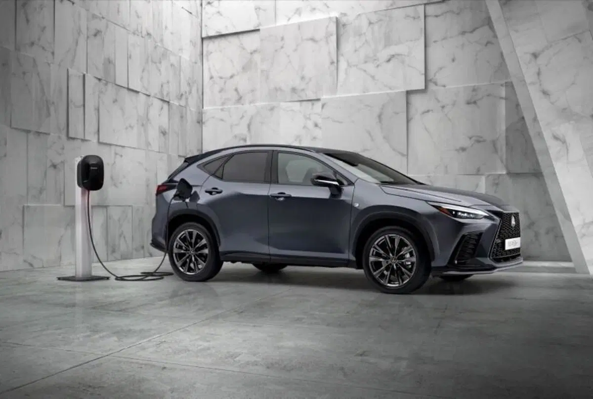 Ecco il nuovo Lexus NX 2021: ibrido anche plugin con 63 Km EV e sicurezza top (8)