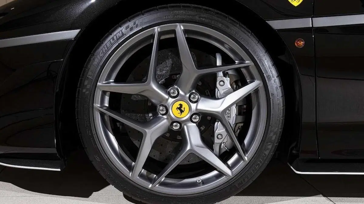 Ferrari J50, uno dei dieci esemplari è in vendita. E il prezzo è altrettanto esclusivo  (9)