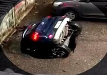 India, mini voragine inghiotte un'auto a tempo di record [Video]