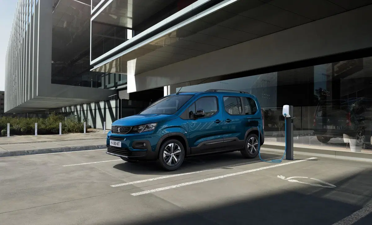Peugeot e-Rifter motore elettrico 136 CV 50kWh Allure Standard (19)
