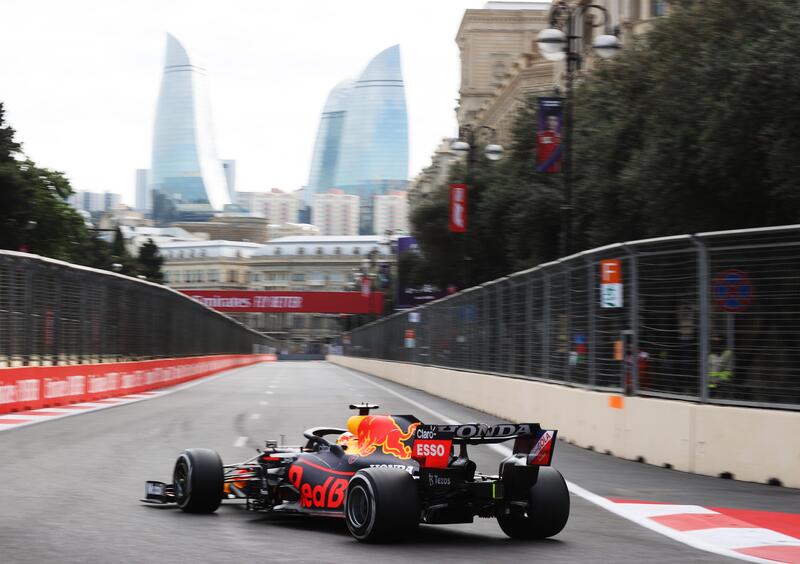 F1, l&#039;analisi delle forature Pirelli di Baku scoperchia il vaso di Pandora